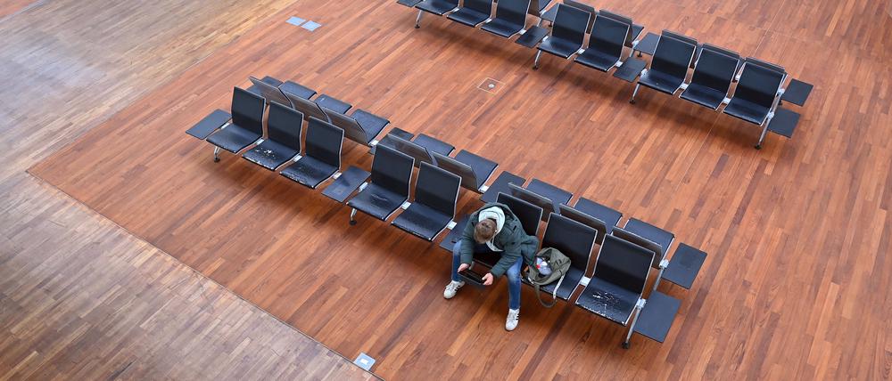 Eine Wartehalle am Flughafen.