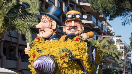 In Mandelieu-la-Napoule findet jedes Jahr der große Mimosenumzug an, auf dem alle Festwagen mit den Blüten geschmückt sind. 