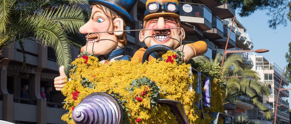 In Mandelieu-la-Napoule findet jedes Jahr der große Mimosenumzug an, auf dem alle Festwagen mit den Blüten geschmückt sind.