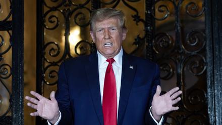 Donald Trump (Republikaner), ehemaliger Präsident der USA und US-Präsidentschaftsbewerber, spricht in seinem Anwesen Mar-a-Lago in Palm Beach, Florida. Nach der Anordnung einer Strafzahlung in Höhe von rund 355 Millionen US-Dollar (etwa 330 Millionen Euro) gegen ihn hat Trump erneut scharf gegen Staatsanwaltschaft und Richter ausgeteilt. +++ dpa-Bildfunk +++