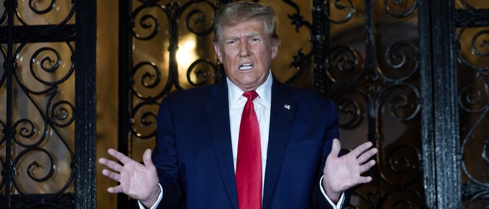 Donald Trump (Republikaner), ehemaliger Präsident der USA und US-Präsidentschaftsbewerber, spricht in seinem Anwesen Mar-a-Lago in Palm Beach, Florida. Nach der Anordnung einer Strafzahlung in Höhe von rund 355 Millionen US-Dollar (etwa 330 Millionen Euro) gegen ihn hat Trump erneut scharf gegen Staatsanwaltschaft und Richter ausgeteilt. +++ dpa-Bildfunk +++