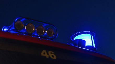 ARCHIV - 03.05.2021, Baden-Württemberg, Staufen im Breisgau: Ein Blaulicht ist auf einem Feuerwehr-Einsatzfahrzeug montiert. (zu dpa: «Drei Menschen nach Brand von Elektroheizofen im Krankenhaus») Foto: Philipp von Ditfurth/dpa +++ dpa-Bildfunk +++