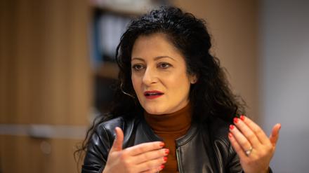  Cansel Kiziltepe (SPD), Berliner Senatorin für Arbeit, Soziales, Gleichstellung, Integration, Vielfalt und Antidiskriminierung, sitzt während eines Interviews in ihrem Büro. (Archivbild)