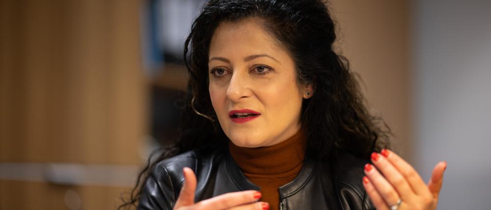 Cansel Kiziltepe (SPD), Berliner Senatorin für Arbeit, Soziales, Gleichstellung, Integration, Vielfalt und Antidiskriminierung, sitzt während eines Interviews in ihrem Büro.