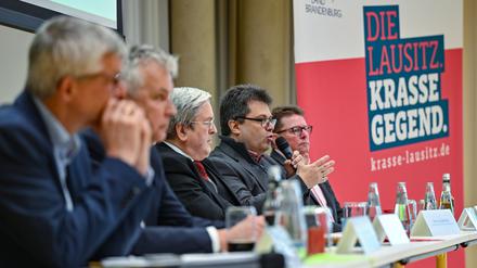 19.02.2024, Brandenburg, Cottbus: Gunther Markwardt (2.v.r.), Begleitforschung Strukturentwicklung Lausitz von der Brandenburgischen Technischen Universität Cottbus-Senftenberg, sowie weitere Personen nehmen an einer Pressekonferenz zur Strukturentwicklung Lausitz teil. Mehr als zehn Milliarden Euro werden derzeit in den Lausitzer Strukturwandel investiert. Bund und Land setzen eine Vielzahl von Projekten um. Dadurch entstehen Tausende neue Arbeitsplätze. Wie sich der Lausitzer Arbeitsmarkt im Zuge des Wandels vom Braunkohlerevier zur Modellregion für nachhaltige Energie und Wirtschaft entwickelt, beleuchtet der dritte sogenannte Policy Brief der Begleitforschung zur Lausitzer Strukturentwicklung. Foto: Patrick Pleul/dpa +++ dpa-Bildfunk +++