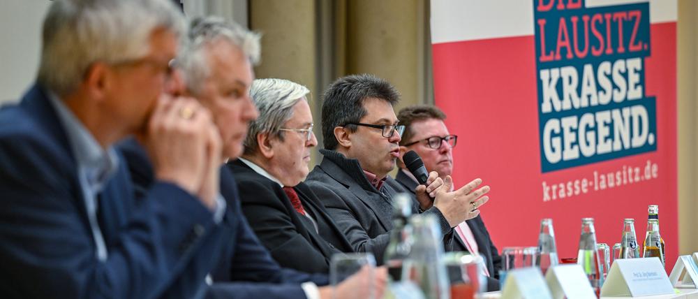 19.02.2024, Brandenburg, Cottbus: Gunther Markwardt (2.v.r.), Begleitforschung Strukturentwicklung Lausitz von der Brandenburgischen Technischen Universität Cottbus-Senftenberg, sowie weitere Personen nehmen an einer Pressekonferenz zur Strukturentwicklung Lausitz teil. Mehr als zehn Milliarden Euro werden derzeit in den Lausitzer Strukturwandel investiert. Bund und Land setzen eine Vielzahl von Projekten um. Dadurch entstehen Tausende neue Arbeitsplätze. Wie sich der Lausitzer Arbeitsmarkt im Zuge des Wandels vom Braunkohlerevier zur Modellregion für nachhaltige Energie und Wirtschaft entwickelt, beleuchtet der dritte sogenannte Policy Brief der Begleitforschung zur Lausitzer Strukturentwicklung. Foto: Patrick Pleul/dpa +++ dpa-Bildfunk +++