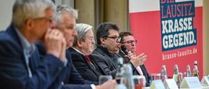 19.02.2024, Brandenburg, Cottbus: Gunther Markwardt (2.v.r.), Begleitforschung Strukturentwicklung Lausitz von der Brandenburgischen Technischen Universität Cottbus-Senftenberg, sowie weitere Personen nehmen an einer Pressekonferenz zur Strukturentwicklung Lausitz teil. Mehr als zehn Milliarden Euro werden derzeit in den Lausitzer Strukturwandel investiert. Bund und Land setzen eine Vielzahl von Projekten um. Dadurch entstehen Tausende neue Arbeitsplätze. Wie sich der Lausitzer Arbeitsmarkt im Zuge des Wandels vom Braunkohlerevier zur Modellregion für nachhaltige Energie und Wirtschaft entwickelt, beleuchtet der dritte sogenannte Policy Brief der Begleitforschung zur Lausitzer Strukturentwicklung. Foto: Patrick Pleul/dpa +++ dpa-Bildfunk +++