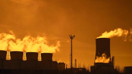 Industriegebiet bei Sonnenuntergang  am Chemiestandort der BASF im Hafen von Antwerpen.