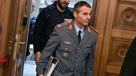 Der ehemalige KSK-Kommandeur Brigadegeneral Markus Kreitmayr geht vor dem Beginn seines Prozesses in den Gerichtssaal. Dem 55-Jährigen wird unterlassene Mitwirkung bei Strafverfahren vorgeworfen. Hintergrund ist laut Staatsanwaltschaft, dass bei der jährlichen Munitionsinventur für das Jahr 2019 erhebliche Fehlbestände im KSK-Munitionslager in Calw entdeckt worden waren.
