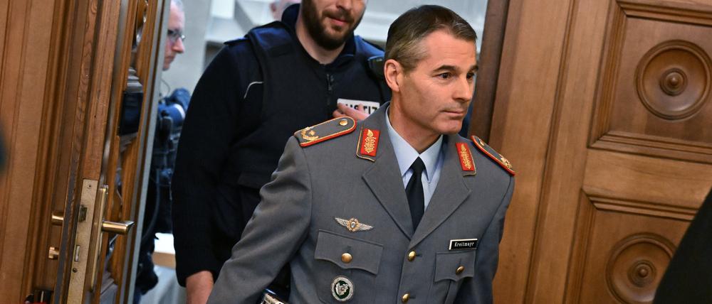Der ehemalige KSK-Kommandeur Brigadegeneral Markus Kreitmayr geht vor dem Beginn seines Prozesses in den Gerichtssaal. Dem 55-Jährigen wird unterlassene Mitwirkung bei Strafverfahren vorgeworfen. Hintergrund ist laut Staatsanwaltschaft, dass bei der jährlichen Munitionsinventur für das Jahr 2019 erhebliche Fehlbestände im KSK-Munitionslager in Calw entdeckt worden waren.