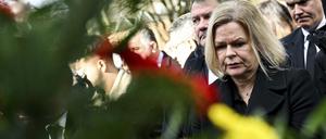 Stilles Gedenken. Bundesinnenministerin Nancy Faeser bei der Kranzniederlegung an den Ehrengräbern. 