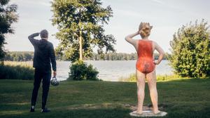 Der Autor am Motzener See neben der Skulptur „Die Badende“ von Künstler Harald Müller. Das Exponat ist eines von zahlreichen Kunstwerken, die auf dieser Radtour von Bestensee über Kallinchen nach Zossen zu besichtigen sind.