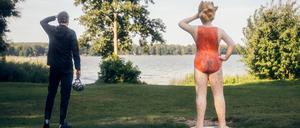 Der Autor am Motzener See neben der Skulptur „Die Badende“ von Künstler Harald Müller. Das Exponat ist eines von zahlreichen Kunstwerken, die auf dieser Radtour von Bestensee über Kallinchen nach Zossen zu besichtigen sind.