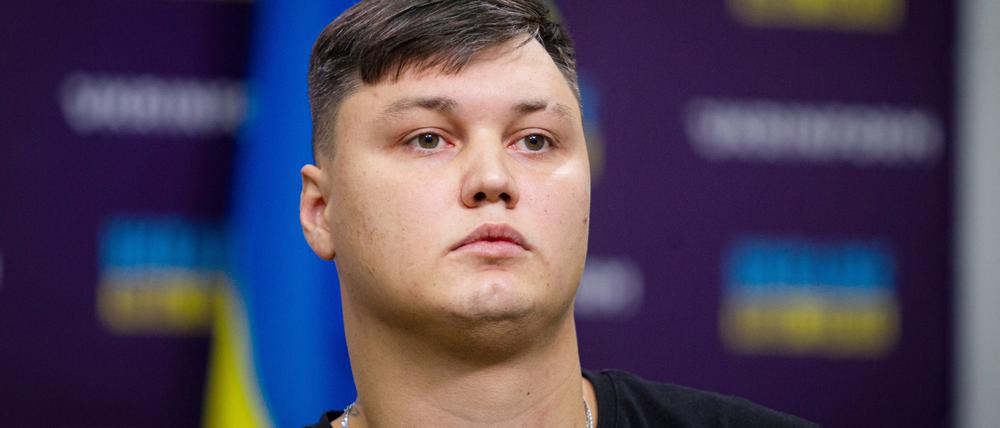 Der übergelaufene russische Pilot Maxim Kuzminov nimmt an einer Pressekonferenz teil.