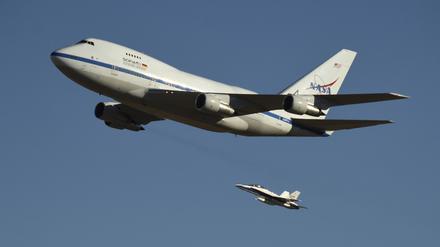 Jumbo-Observatrium: das Stratospheric Observatory for Infrared Astronomy, begleitet von einer F-18.
