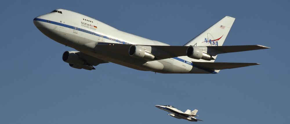 Jumbo-Observatrium: das Stratospheric Observatory for Infrared Astronomy, begleitet von einer F-18.