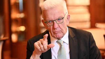 Winfried Kretschmann (Bündnis 90/Die Grünen), Ministerpräsident von Baden-Württemberg, spricht in der Villa Reitzenstein, dem Amtssitz der baden-württembergischen Landesregierung, bei einem Interview mit Journalisten der Deutschen Presse-Agentur.