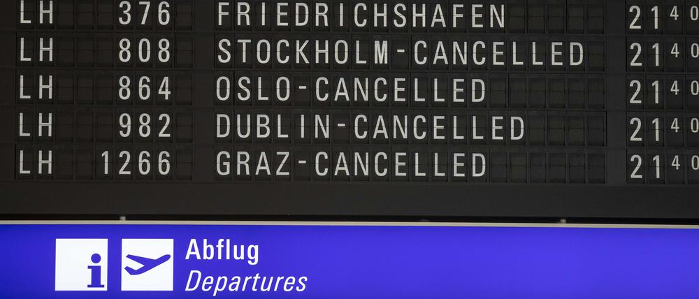 Ein Blick auf gestrichene Flüge der Lufthansa an der Abflugtafel vom Flughafen Frankfurt. Der erneute Warnstreik des Lufthansa-Bodenpersonals führt schon an diesem Montagabend zu zahlreichen Flugstreichungen. 
