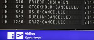 Ein Blick auf gestrichene Flüge der Lufthansa an der Abflugtafel vom Flughafen Frankfurt. Der erneute Warnstreik des Lufthansa-Bodenpersonals führt schon an diesem Montagabend zu zahlreichen Flugstreichungen.