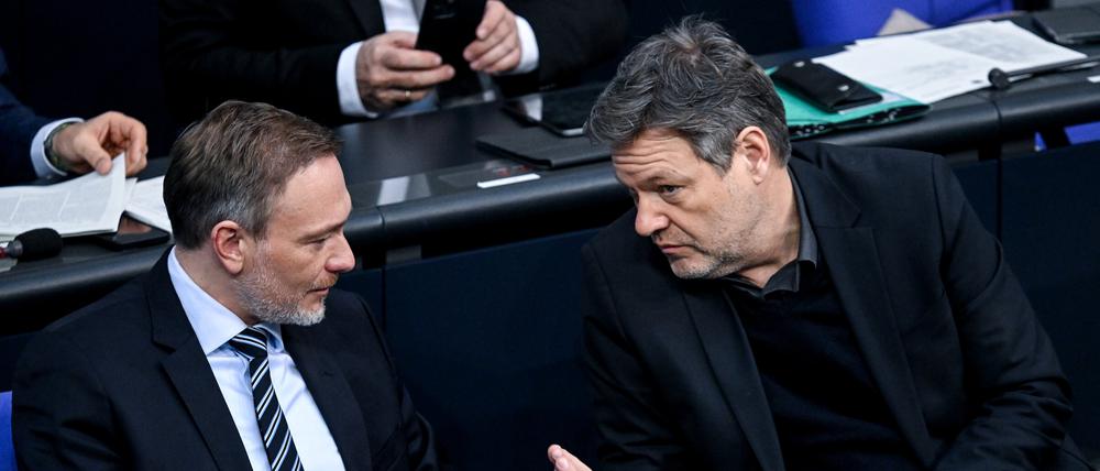 Bundesfinanzminister Christian Lindner (FDP) und Bundeswirtschaftsminister Robert Habeck (Grüne) auf der Regierungsbank im Bundestag.