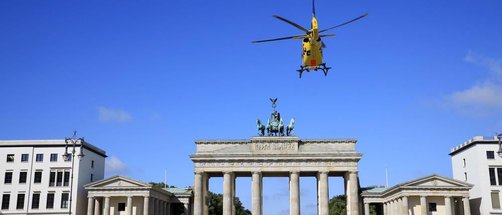 ADAC Rettungshubschrauber Christoph 31 bei einem Notarzteinsatz am Brandenburger Tor. Berlin, 25.08.2020 *** ADAC rescue helicopter Christoph 31 during an emergency medical service at the Brandenburg Gate Berlin, 25 08 2020 Foto:xS.xGabschx/xFuturexImage