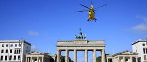 ADAC Rettungshubschrauber Christoph 31 bei einem Notarzteinsatz am Brandenburger Tor. Berlin, 25.08.2020 *** ADAC rescue helicopter Christoph 31 during an emergency medical service at the Brandenburg Gate Berlin, 25 08 2020 Foto:xS.xGabschx/xFuturexImage 