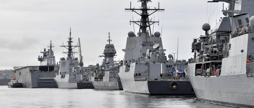 Australische Marineschiffe liegen im Hafen auf Garden Island in Sydney.