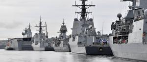 Australische Marineschiffe liegen im Hafen auf Garden Island in Sydney.