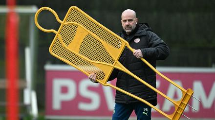 Schwarz und gelb. Peter Bosz beim Training.