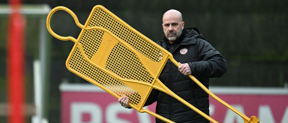 Schwarz und gelb. Peter Bosz beim Training.