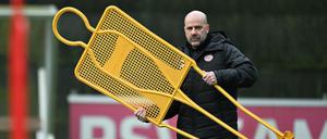 Schwarz und gelb. Peter Bosz beim Training.