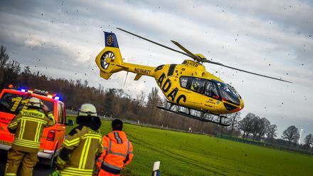Der Mann wurde mit einem Hubschrauber in ein Krankenhaus gebracht.