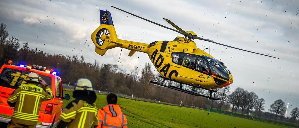 Der Mann wurde mit einem Hubschrauber in ein Krankenhaus gebracht.