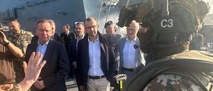 Boris Pistorius informiert sich an Bord der Fregatte „Hessen“ im Souda Bay, Kreta. Kurz vor dem gefährlichen Einsatz im Roten Meer besucht Verteidigungsminister Pistorius am Dienstag die rund 240 Soldaten an Bord. Der Minister flog dazu bereits am Montagabend nach Kreta, wo das 143 Meter lange Kriegsschiff gerade einen Zwischenstopp auf dem Weg von Wilhelmshaven ins Einsatzgebiet einlegt.