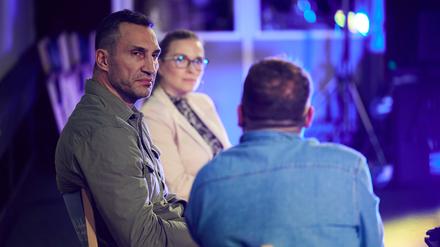 Der Journalist Paul Ronzheimer, Ex-Boxer Wladimir Klitschko und Tatjana Kiel, CEO Klitschko Ventures, nehmen an der Veranstaltung „Cafe Kyiv 2024 - Die Zukunft der Ukraine in Europa· im Colosseum in der Schönhauser Allee teil. 