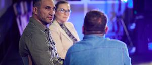 Der Journalist Paul Ronzheimer, Ex-Boxer Wladimir Klitschko und Tatjana Kiel, CEO Klitschko Ventures, nehmen an der Veranstaltung „Cafe Kyiv 2024 - Die Zukunft der Ukraine in Europa· im Colosseum in der Schönhauser Allee teil. 