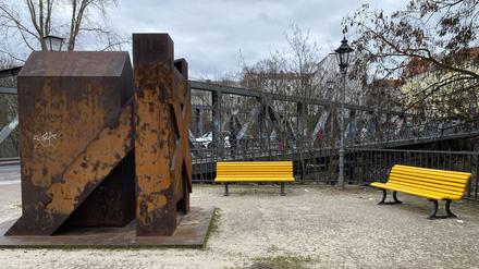 Gelbe Bänke in Berlin-Schöneberg.