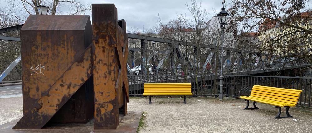 Gelbe Bänke in Berlin-Schöneberg.