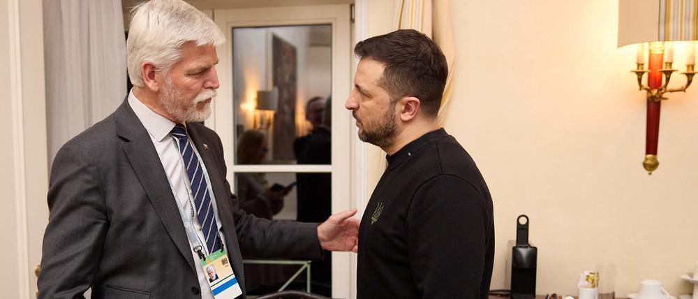 Tschechiens Präsident Petr Pavel (l.) und sein ukrainischer Kollege Volodymyr Selenskyj am Rande der Münchner Sicherheitskonferenz.