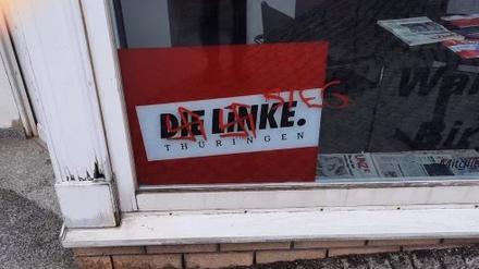 Hakenkreuze und die Aufschrift „Sieg“ sind auf das Wahlkreisbüro von Landtagspräsidentin Birgit Pommer (Linke) geschmiert. 