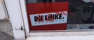 Hakenkreuze und die Aufschrift „Sieg“ sind auf das Wahlkreisbüro von Landtagspräsidentin Birgit Pommer (Linke) geschmiert. 