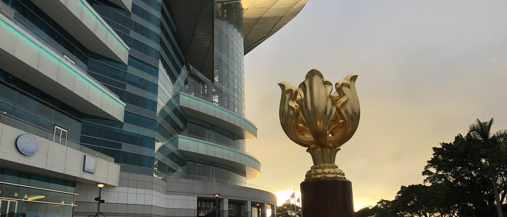 Die goldene Bauhinie, die Nationalblume Hongkongs, erinnert an den 1.7.1997, den Übergabetag Hongkongs an China.