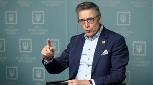 Der ehemalige Nato-Generalsekretär Anders Fogh Rasmussen im Jahr 2023 bei einem Besuch in Kiew.