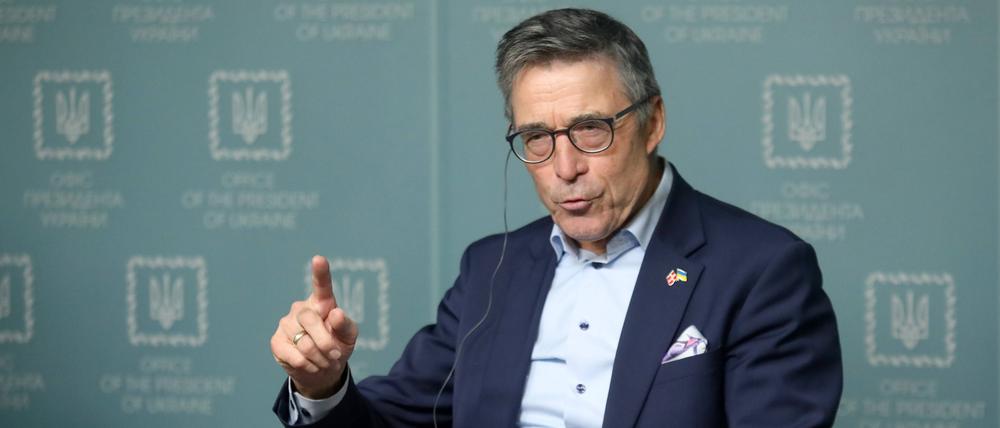 Der ehemalige Nato-Generalsekretär Anders Fogh Rasmussen im Jahr 2023 bei einem Besuch in Kiew.