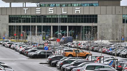 20.02.2024, Brandenburg, Grünheide: Das Werk der Tesla-Gigafactory Berlin-Brandenburg. Das Ergebnis einer Bürgerbefragung in Grünheide bei Berlin über die Pläne des Autobauers Tesla zur Erweiterung des Fabrikgeländes soll an diesem Dienstag bekannt gegeben werden. Die Frist für die Stimmabgabe endete am vergangenen Freitag. Tesla will neben dem 300 Hektar großen Werksgelände auf zusätzlichen rund 170 Hektar einen Güterbahnhof, Lagerhallen und einen Betriebskindergarten errichten. Dafür sollen mehr als 100 Hektar Wald gerodet werden. Foto: Patrick Pleul/dpa +++ dpa-Bildfunk +++