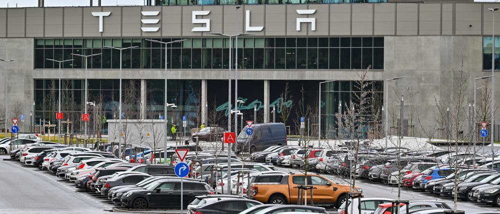 20.02.2024, Brandenburg, Grünheide: Das Werk der Tesla-Gigafactory Berlin-Brandenburg. Das Ergebnis einer Bürgerbefragung in Grünheide bei Berlin über die Pläne des Autobauers Tesla zur Erweiterung des Fabrikgeländes soll an diesem Dienstag bekannt gegeben werden. Die Frist für die Stimmabgabe endete am vergangenen Freitag. Tesla will neben dem 300 Hektar großen Werksgelände auf zusätzlichen rund 170 Hektar einen Güterbahnhof, Lagerhallen und einen Betriebskindergarten errichten. Dafür sollen mehr als 100 Hektar Wald gerodet werden. Foto: Patrick Pleul/dpa +++ dpa-Bildfunk +++
