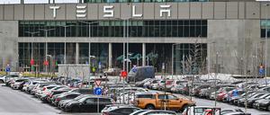 20.02.2024, Brandenburg, Grünheide: Das Werk der Tesla-Gigafactory Berlin-Brandenburg. Das Ergebnis einer Bürgerbefragung in Grünheide bei Berlin über die Pläne des Autobauers Tesla zur Erweiterung des Fabrikgeländes soll an diesem Dienstag bekannt gegeben werden. Die Frist für die Stimmabgabe endete am vergangenen Freitag. Tesla will neben dem 300 Hektar großen Werksgelände auf zusätzlichen rund 170 Hektar einen Güterbahnhof, Lagerhallen und einen Betriebskindergarten errichten. Dafür sollen mehr als 100 Hektar Wald gerodet werden. Foto: Patrick Pleul/dpa +++ dpa-Bildfunk +++