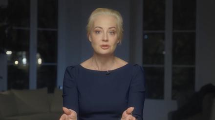 Dieses Standbild aus einem Video, das vom Nawalny-Team am Montag, 19. Februar 2024, veröffentlicht wurde, zeigt Julia Nawalnaja, die Witwe des russischen Oppositionsführers Nawalny, während einer Videobotschaft.
