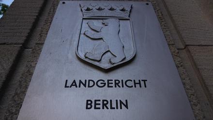 Der Eingang des Landgerichts Berlin mit dem Schriftzug des Gerichts und dem Berliner Wappen. (Symbolbild)