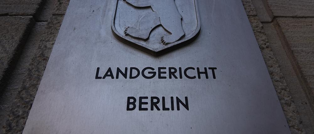Der Eingang des Landgerichts Berlin mit dem Schriftzug des Gerichts und dem Berliner Wappen.